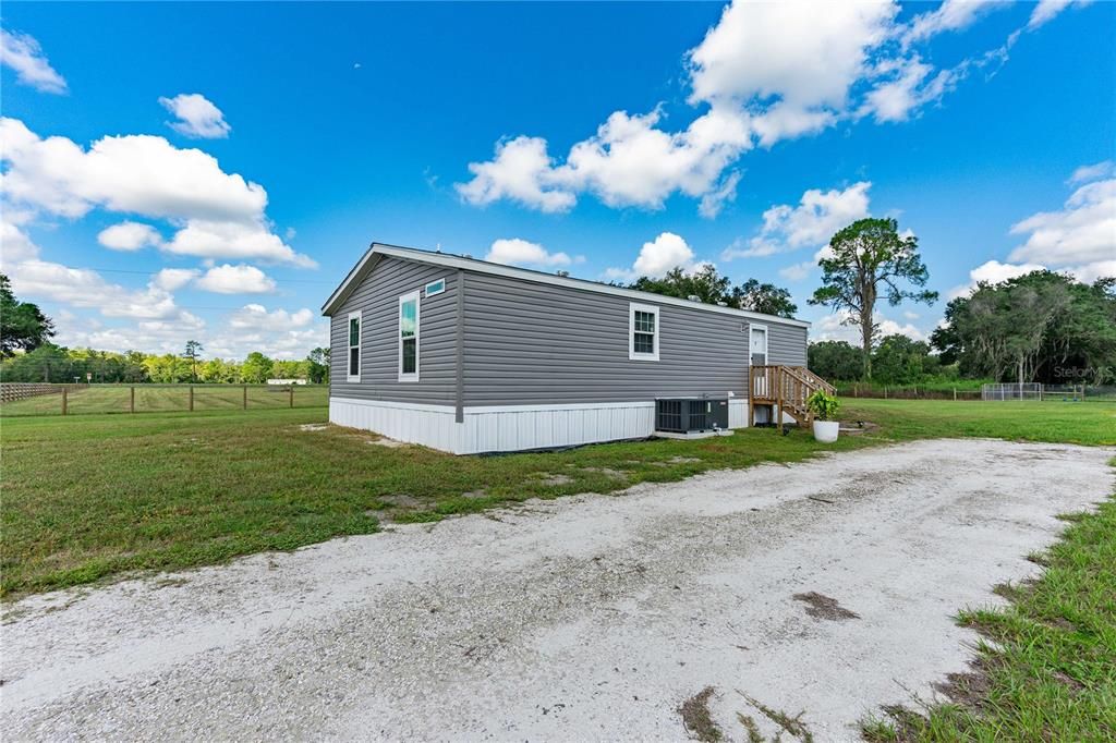 For Sale: $800,000 (2 beds, 2 baths, 1100 Square Feet)