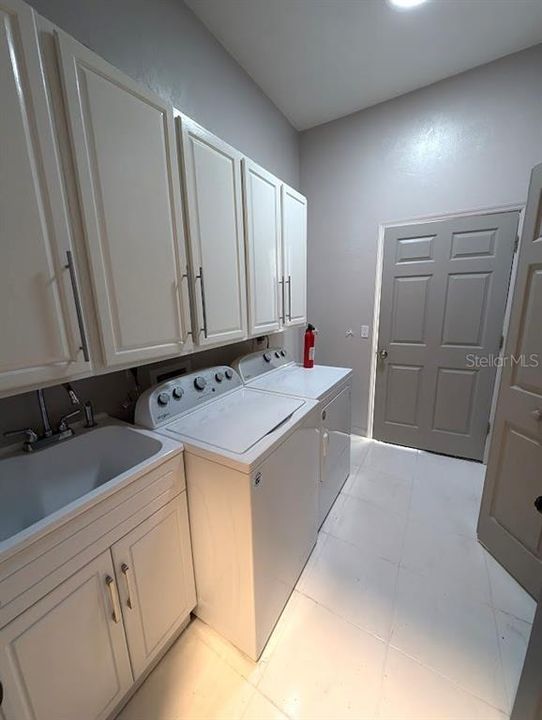 For Rent: $3,250 (4 beds, 2 baths, 2418 Square Feet)