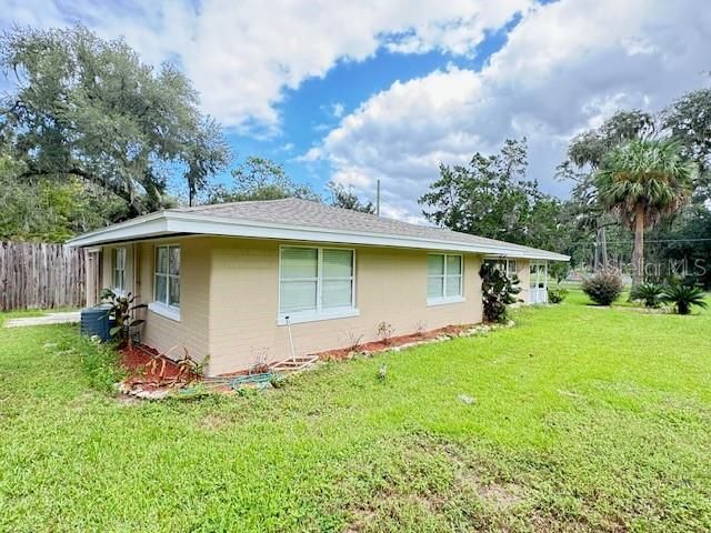 For Rent: $2,450 (4 beds, 2 baths, 1712 Square Feet)