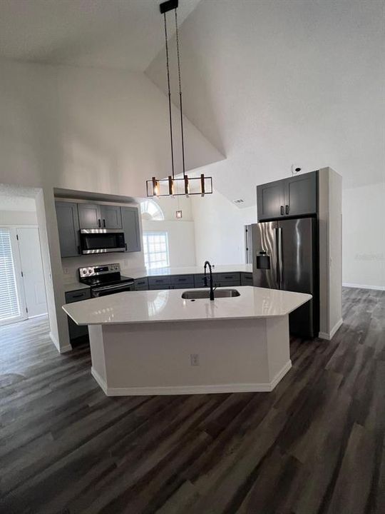 Active With Contract: $2,400 (3 beds, 2 baths, 1684 Square Feet)