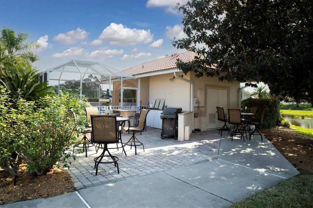 For Sale: $305,000 (2 beds, 2 baths, 1106 Square Feet)