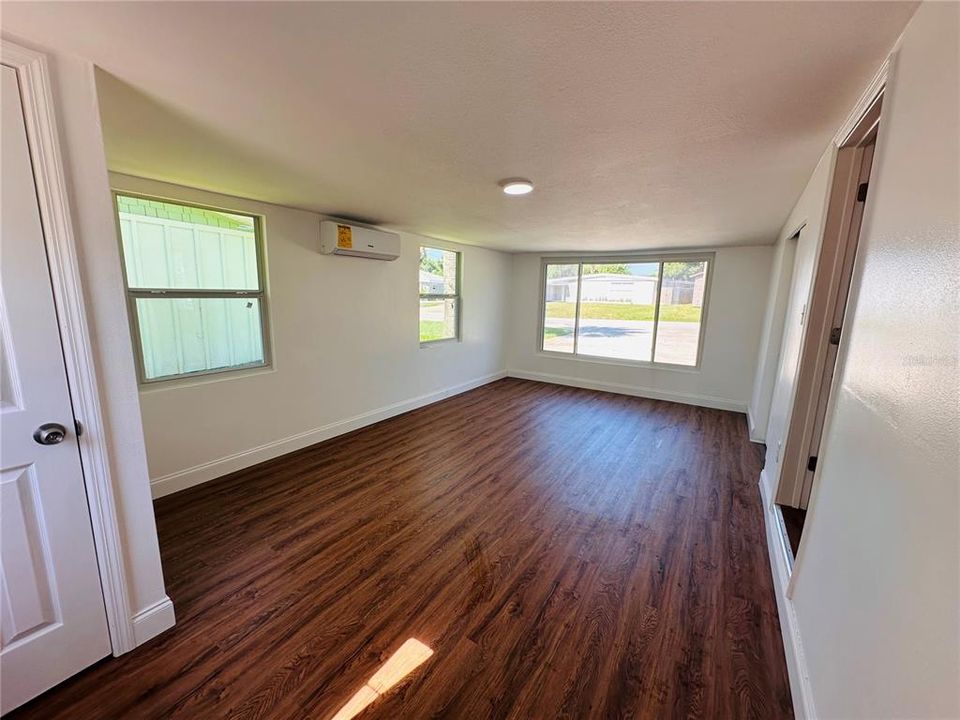 For Sale: $375,000 (2 beds, 1 baths, 1266 Square Feet)