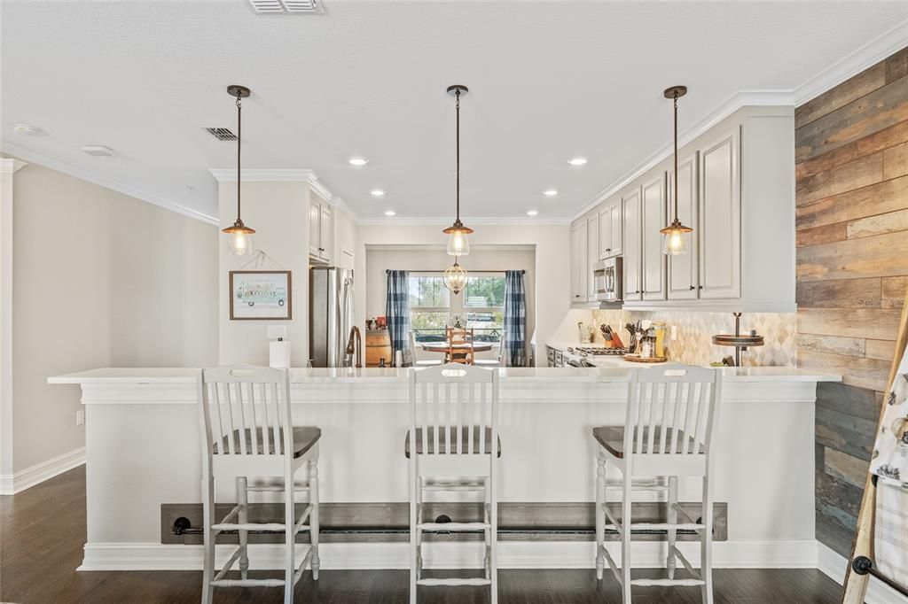 Large counter bar space, fits 5 chairs comfortably