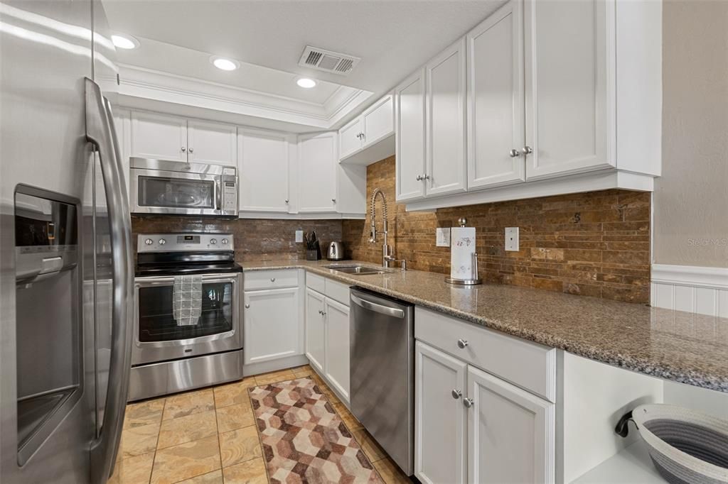 For Sale: $529,000 (2 beds, 2 baths, 944 Square Feet)