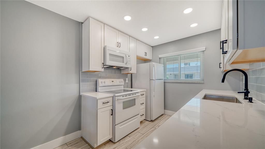 For Sale: $244,900 (2 beds, 2 baths, 828 Square Feet)