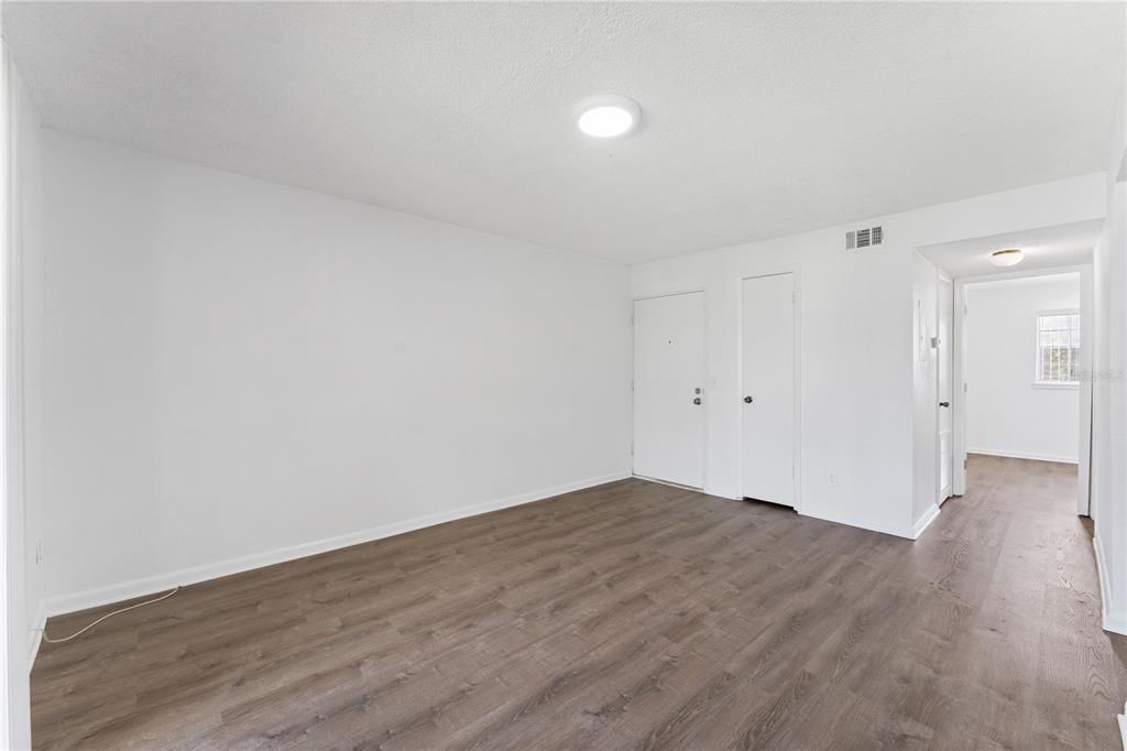 For Sale: $165,000 (1 beds, 1 baths, 679 Square Feet)