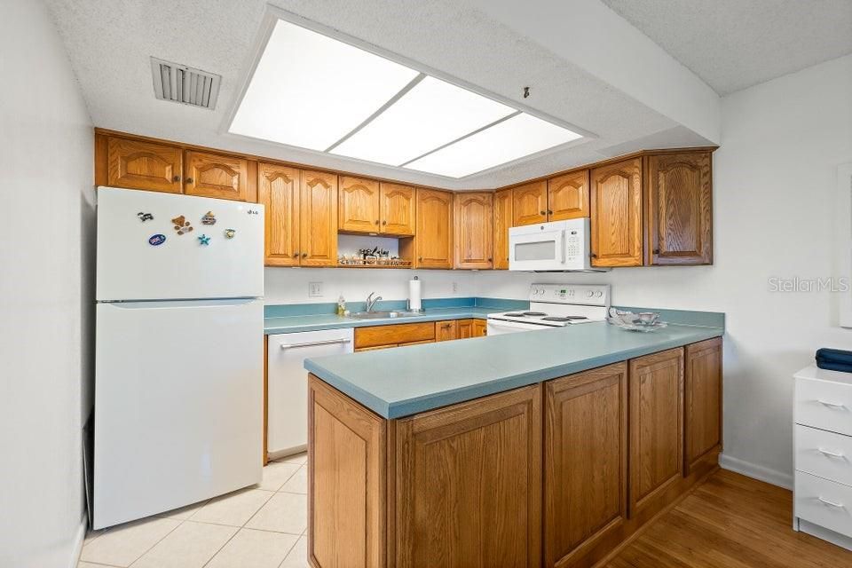 For Sale: $249,999 (2 beds, 2 baths, 1137 Square Feet)