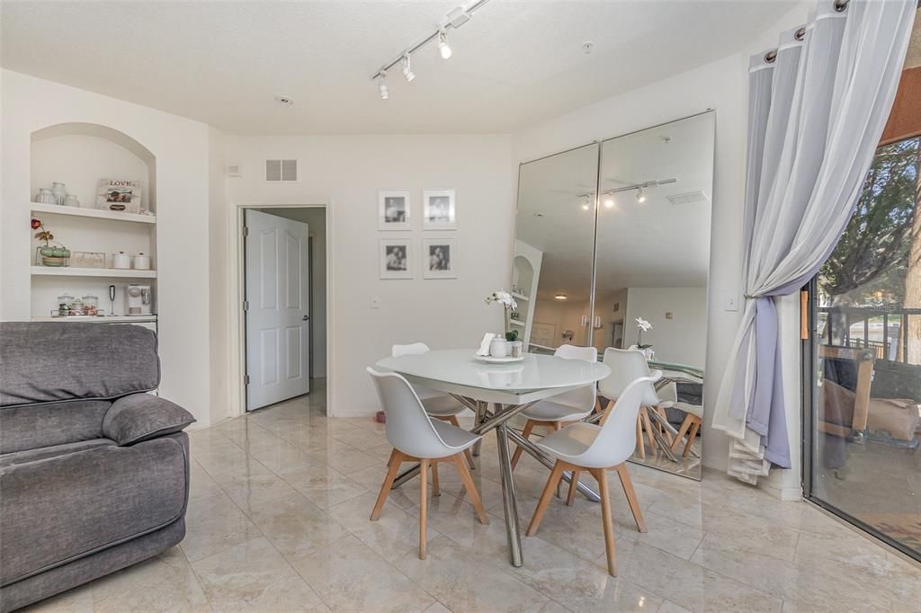 For Sale: $269,000 (2 beds, 2 baths, 1138 Square Feet)