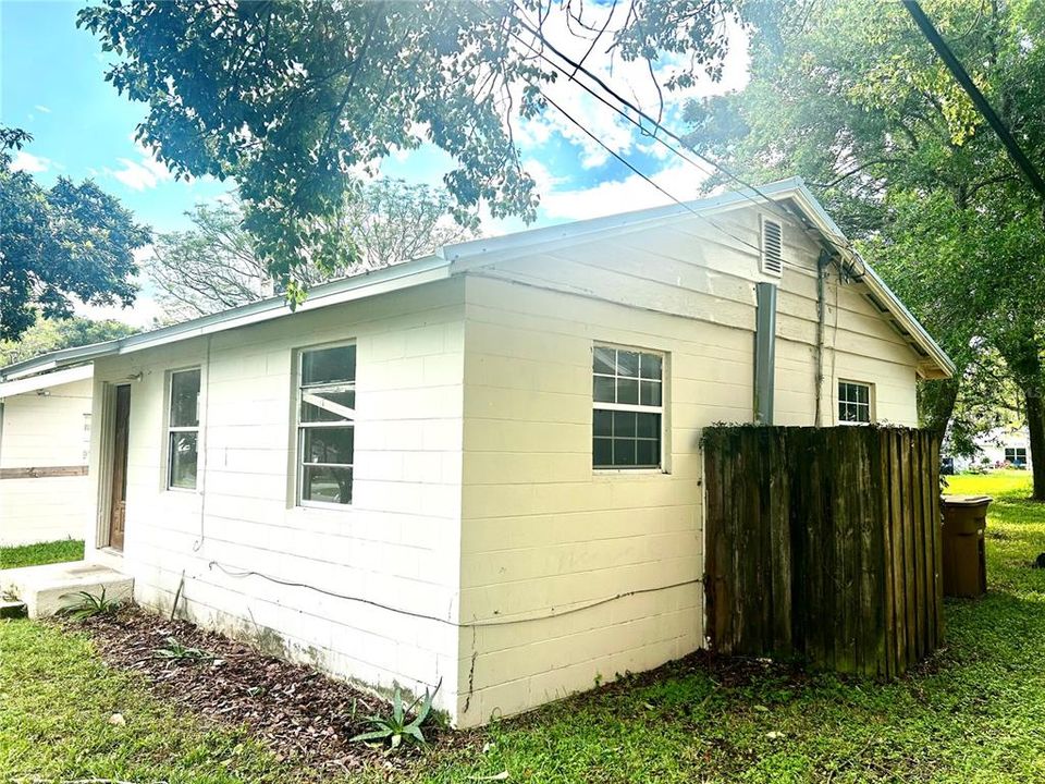 For Sale: $125,000 (2 beds, 1 baths, 576 Square Feet)