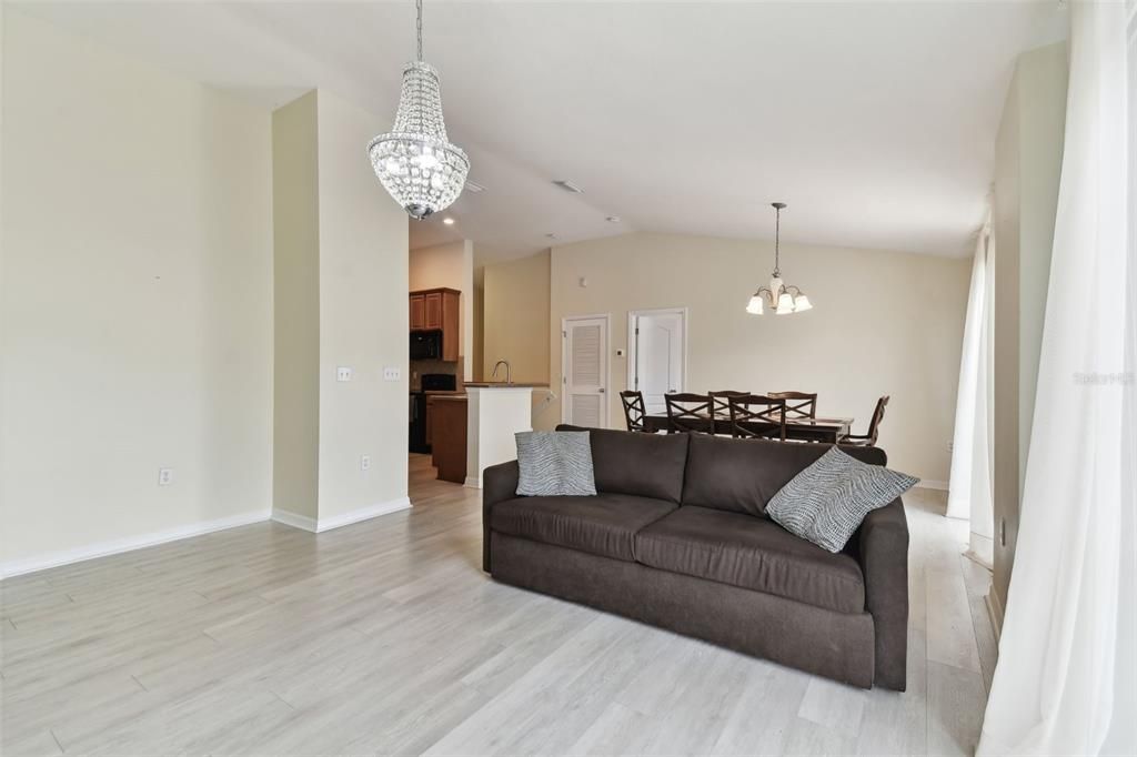 For Sale: $265,000 (2 beds, 2 baths, 1298 Square Feet)