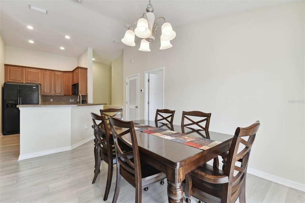 For Sale: $265,000 (2 beds, 2 baths, 1298 Square Feet)