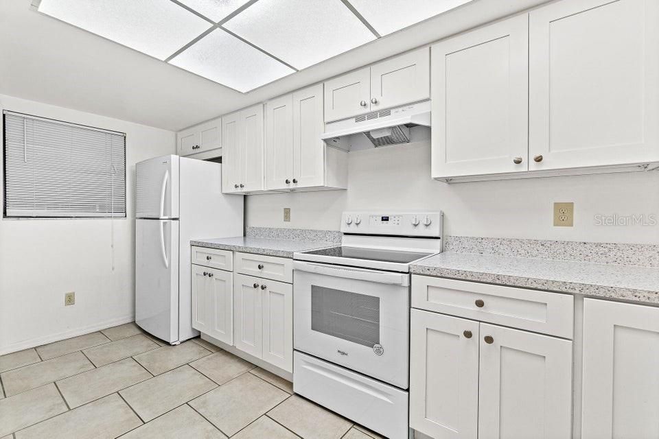 For Sale: $325,000 (1 beds, 1 baths, 888 Square Feet)