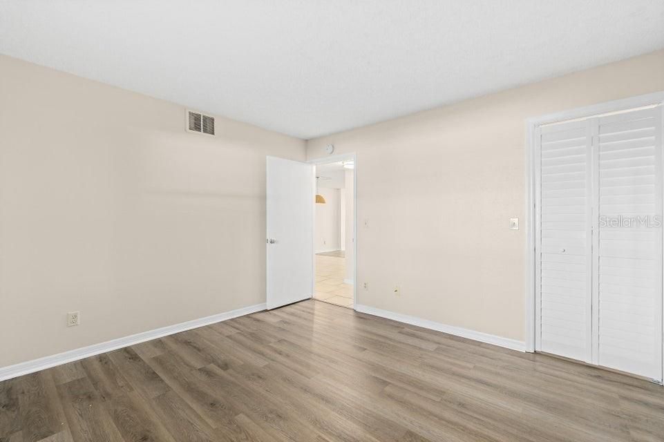 For Sale: $325,000 (1 beds, 1 baths, 888 Square Feet)