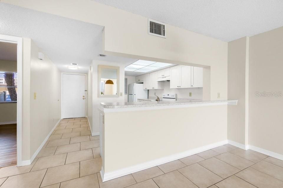 For Sale: $325,000 (1 beds, 1 baths, 888 Square Feet)