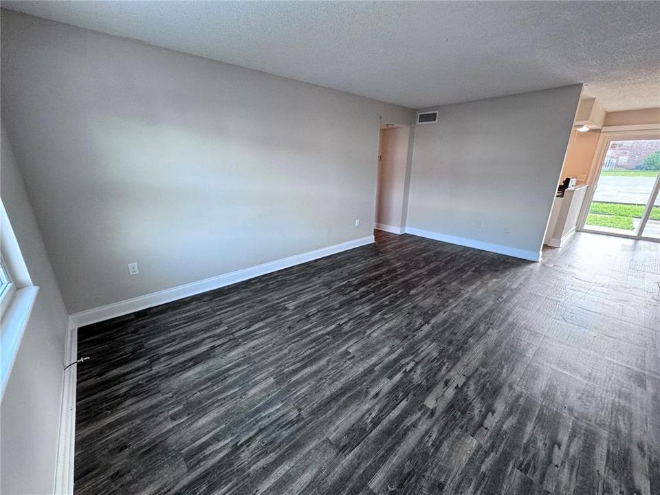 For Sale: $129,000 (1 beds, 1 baths, 777 Square Feet)