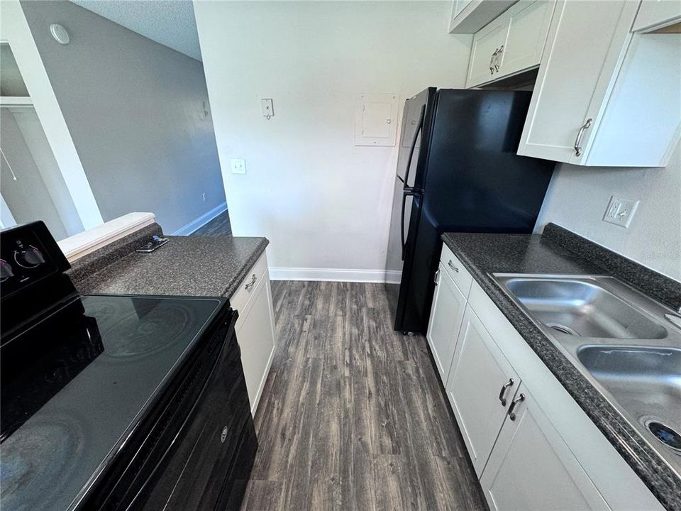 For Sale: $129,000 (1 beds, 1 baths, 777 Square Feet)