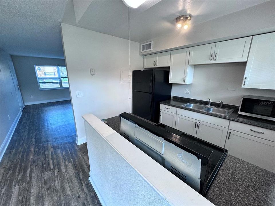 For Sale: $129,000 (1 beds, 1 baths, 777 Square Feet)