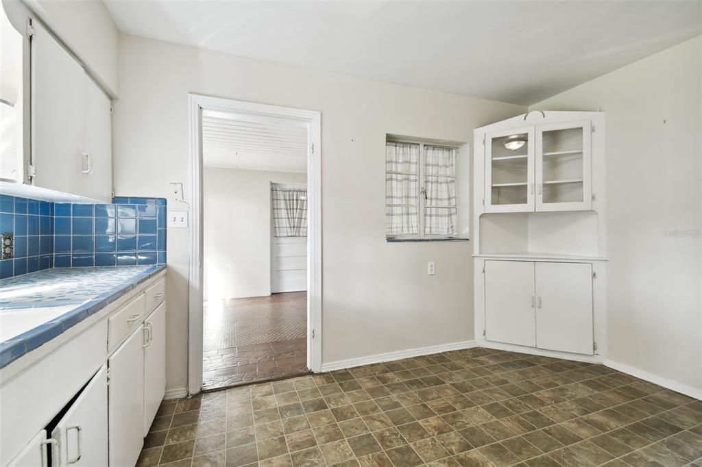 For Rent: $1,875 (2 beds, 1 baths, 1121 Square Feet)