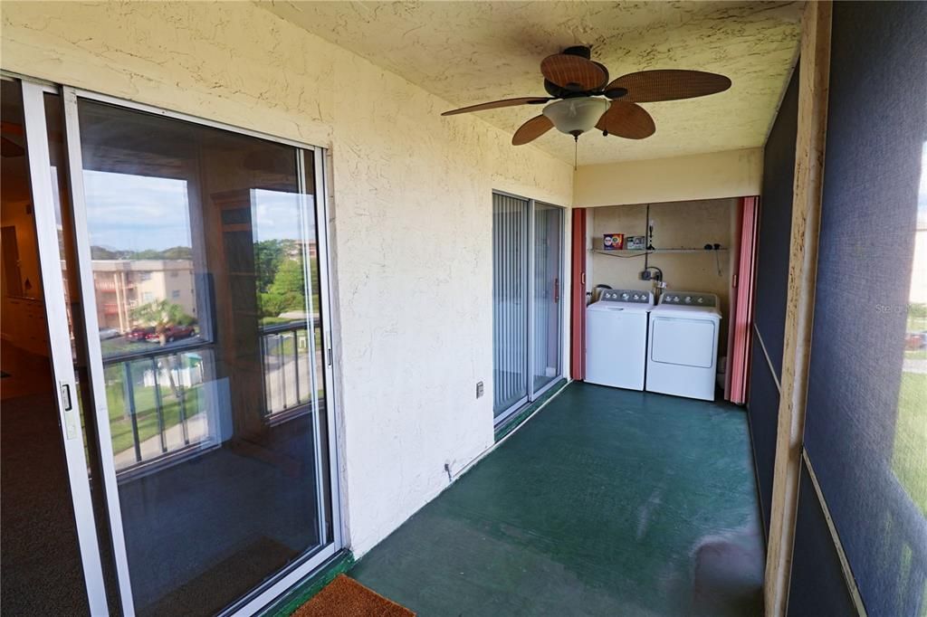 Lanai with washer/dryer