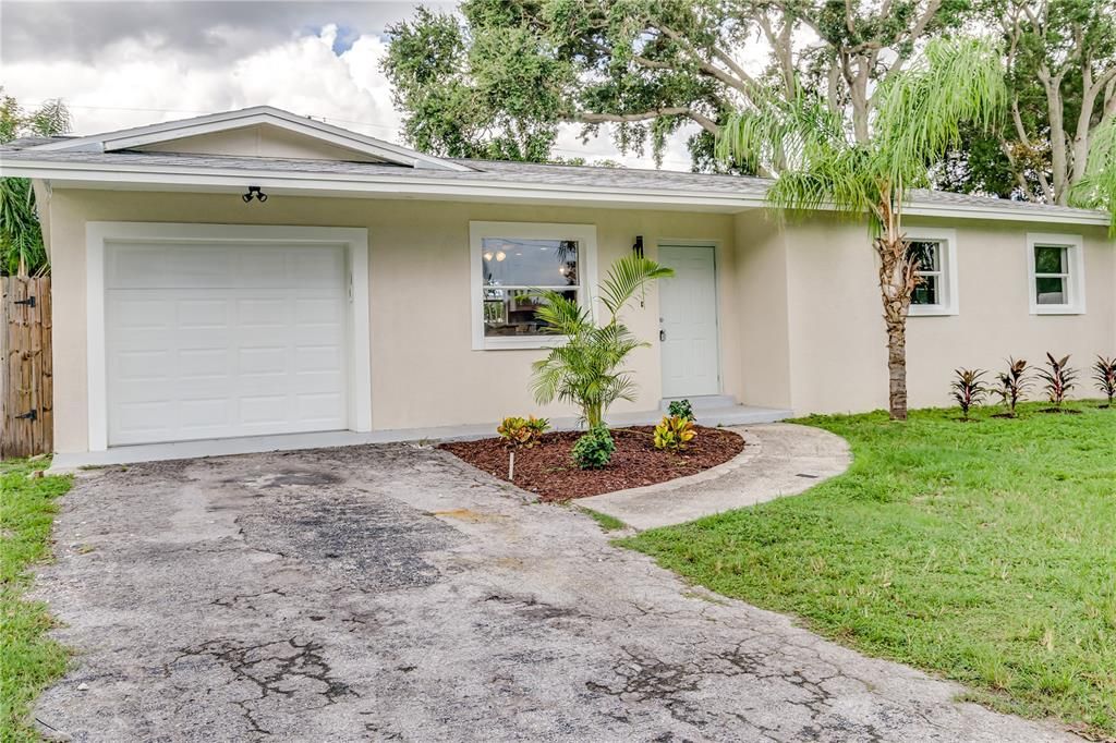 Active With Contract: $339,000 (3 beds, 1 baths, 954 Square Feet)