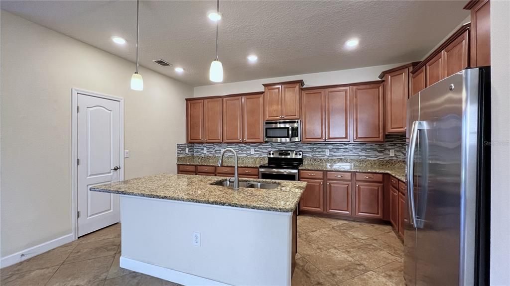 For Rent: $2,625 (4 beds, 4 baths, 2628 Square Feet)