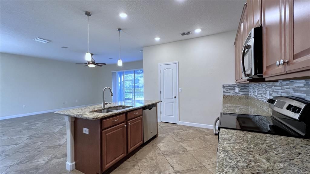 For Rent: $2,625 (4 beds, 4 baths, 2628 Square Feet)