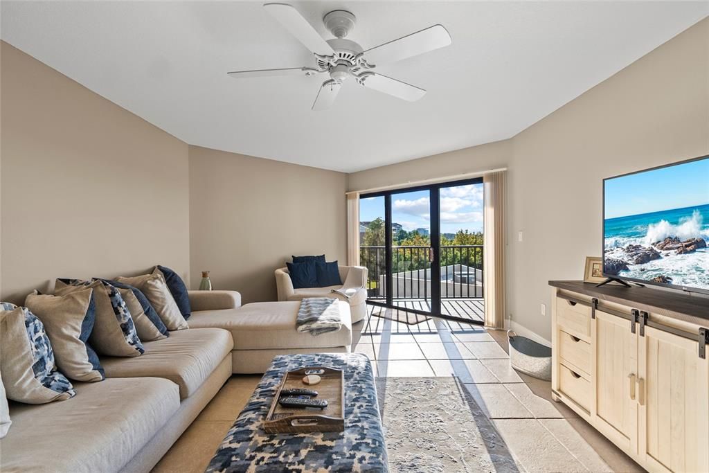 For Sale: $374,900 (2 beds, 2 baths, 1272 Square Feet)