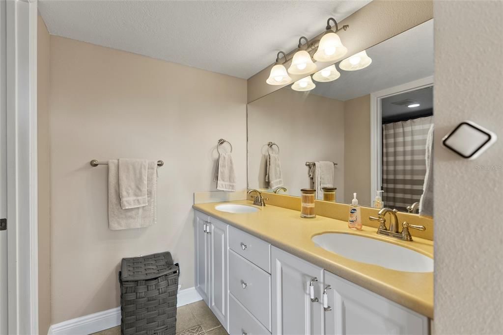 For Sale: $374,900 (2 beds, 2 baths, 1272 Square Feet)