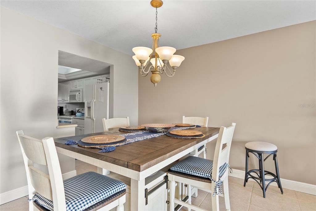 For Sale: $374,900 (2 beds, 2 baths, 1272 Square Feet)