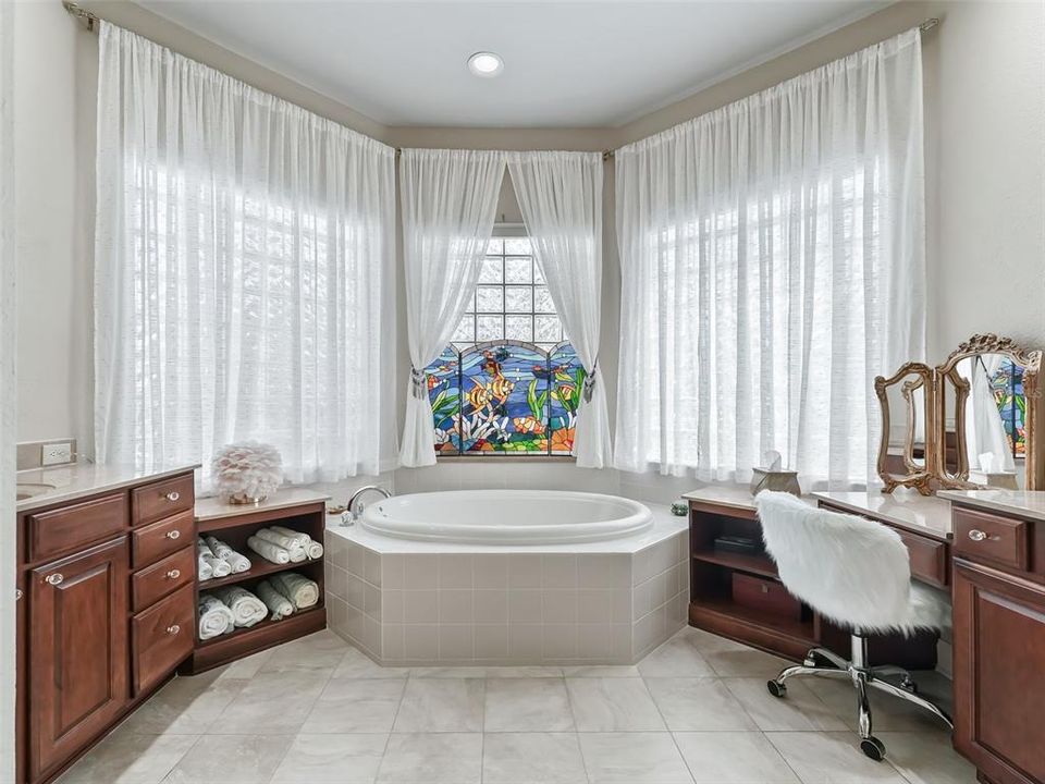 En suite w/2 Vanities & Soaking tub