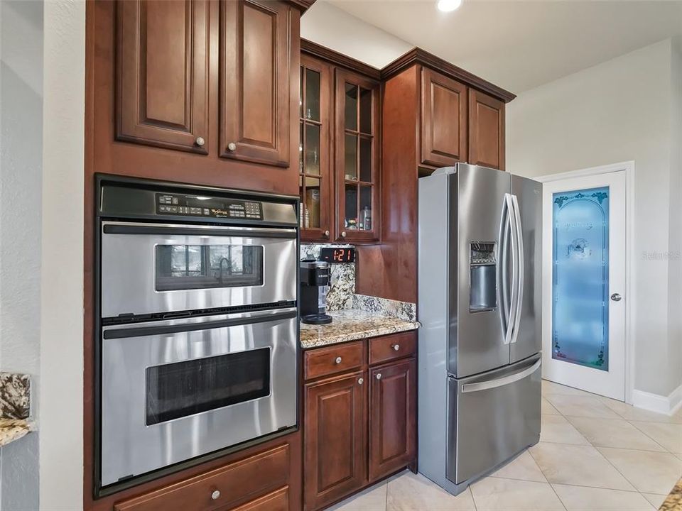 Kitchen w/Double wall ovens & cooktop