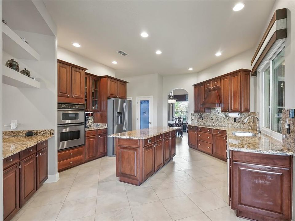 Kitchen w/Tile flooring