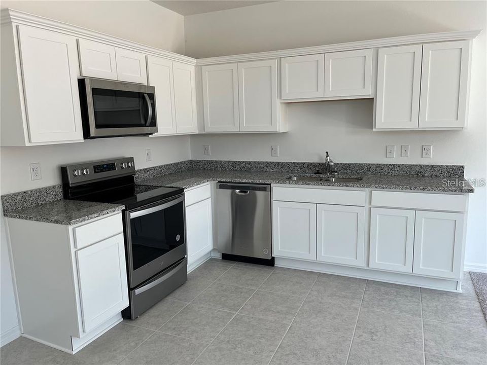 For Rent: $2,050 (3 beds, 2 baths, 1421 Square Feet)