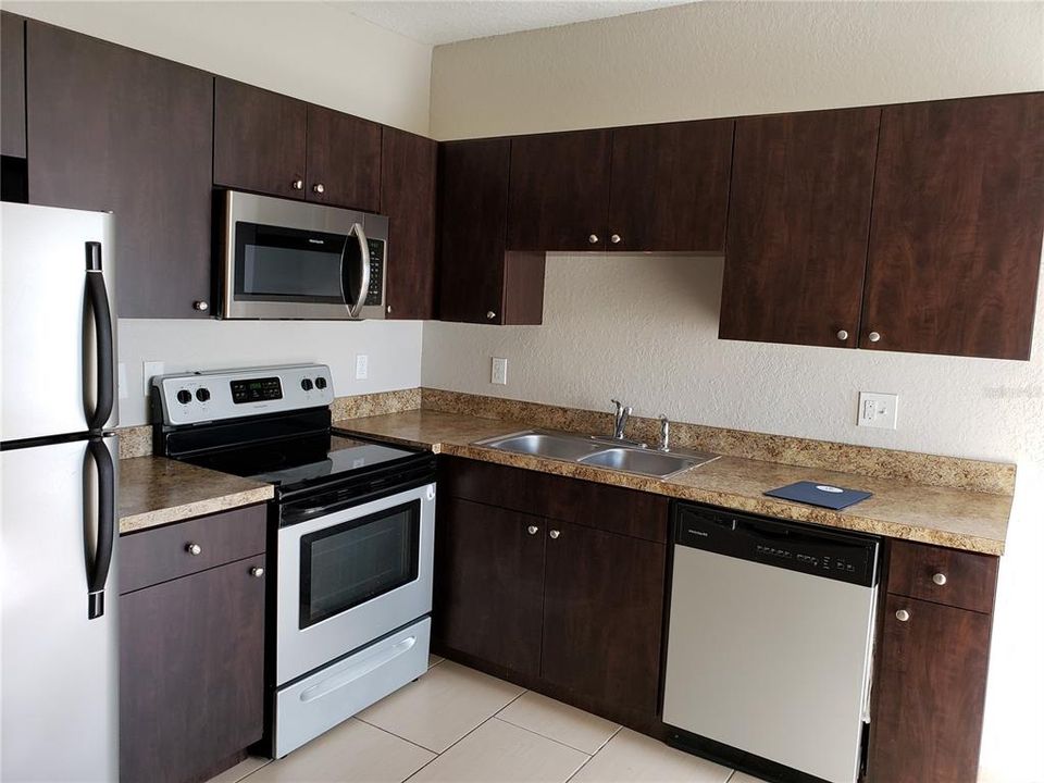 For Rent: $1,400 (1 beds, 1 baths, 748 Square Feet)