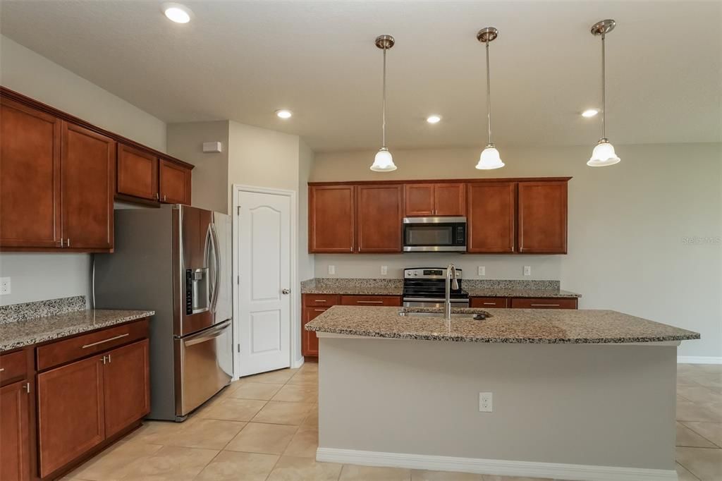 For Rent: $2,410 (4 beds, 3 baths, 2966 Square Feet)