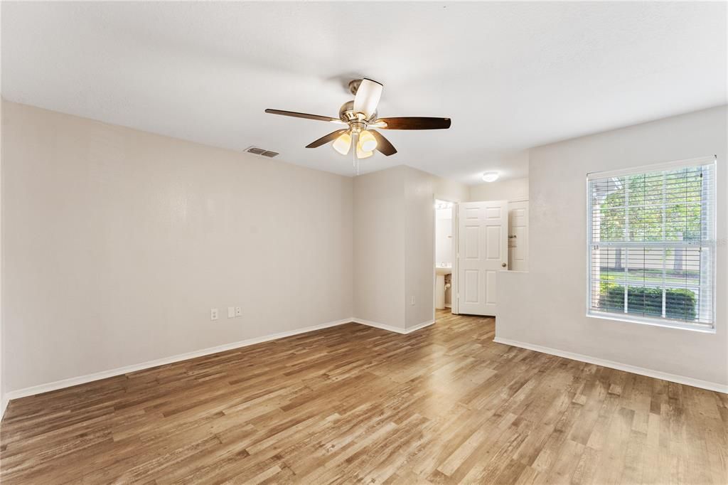 For Sale: $278,500 (2 beds, 2 baths, 1304 Square Feet)