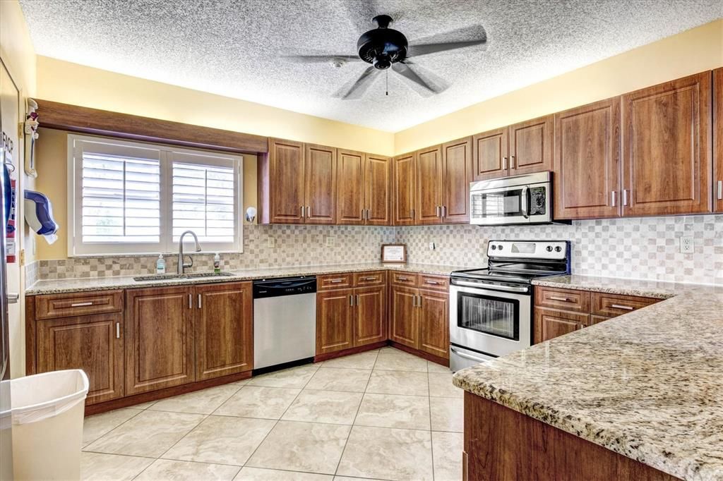 For Sale: $369,900 (2 beds, 2 baths, 1396 Square Feet)