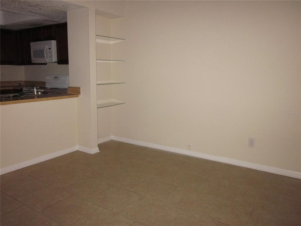 For Rent: $1,450 (1 beds, 1 baths, 975 Square Feet)