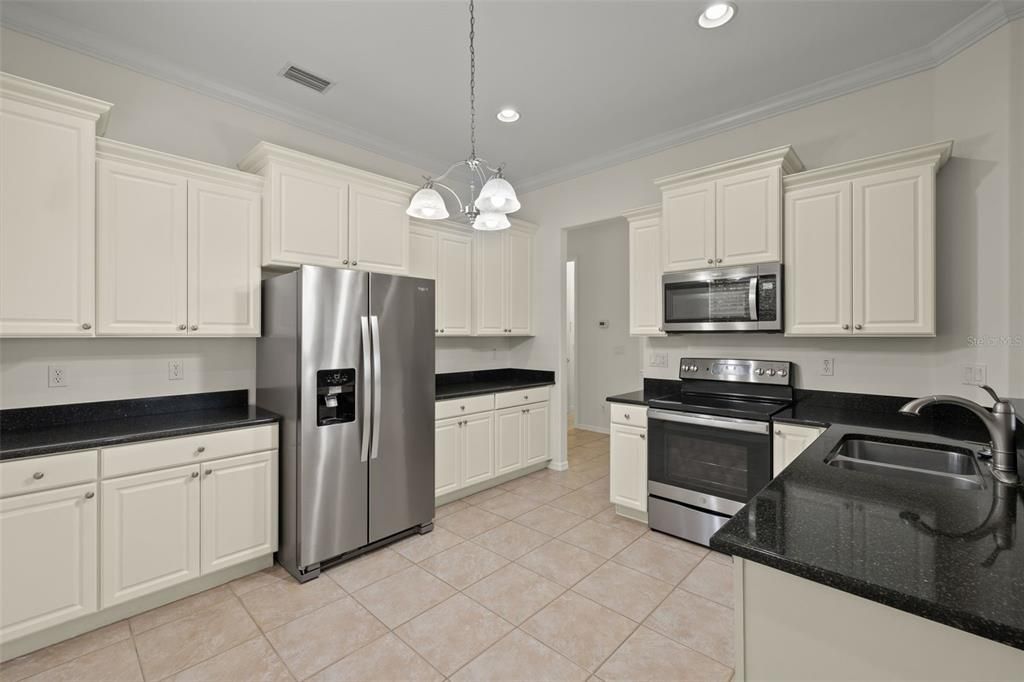 For Sale: $379,900 (2 beds, 2 baths, 1834 Square Feet)