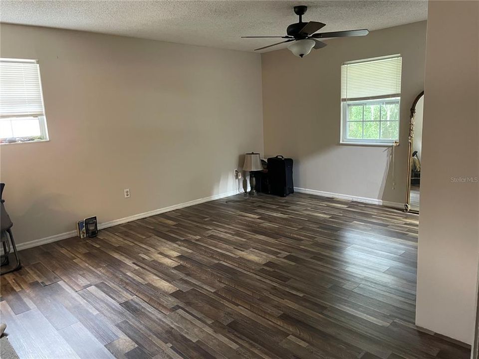 Big Master bedroom, with walk-in closet, and space for a smaller closet. 2 big windows in the bedroom 1 smll window in the closet and another small window in the bathroom.