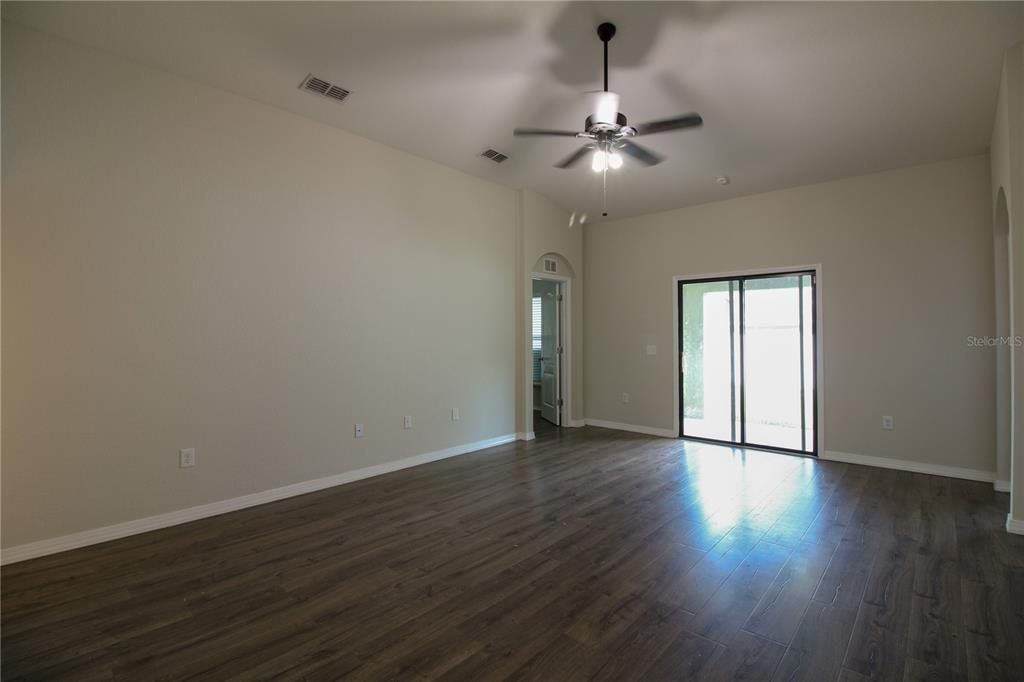 For Rent: $2,200 (4 beds, 2 baths, 1871 Square Feet)