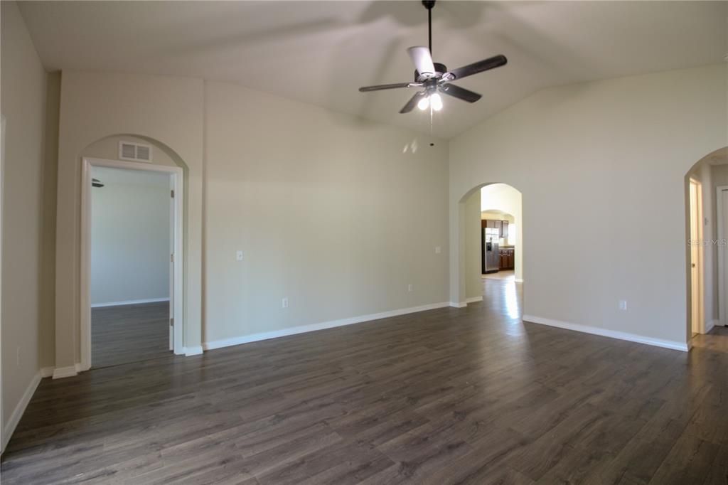 For Rent: $2,200 (4 beds, 2 baths, 1871 Square Feet)