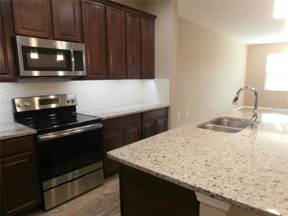 For Rent: $2,300 (3 beds, 2 baths, 1871 Square Feet)