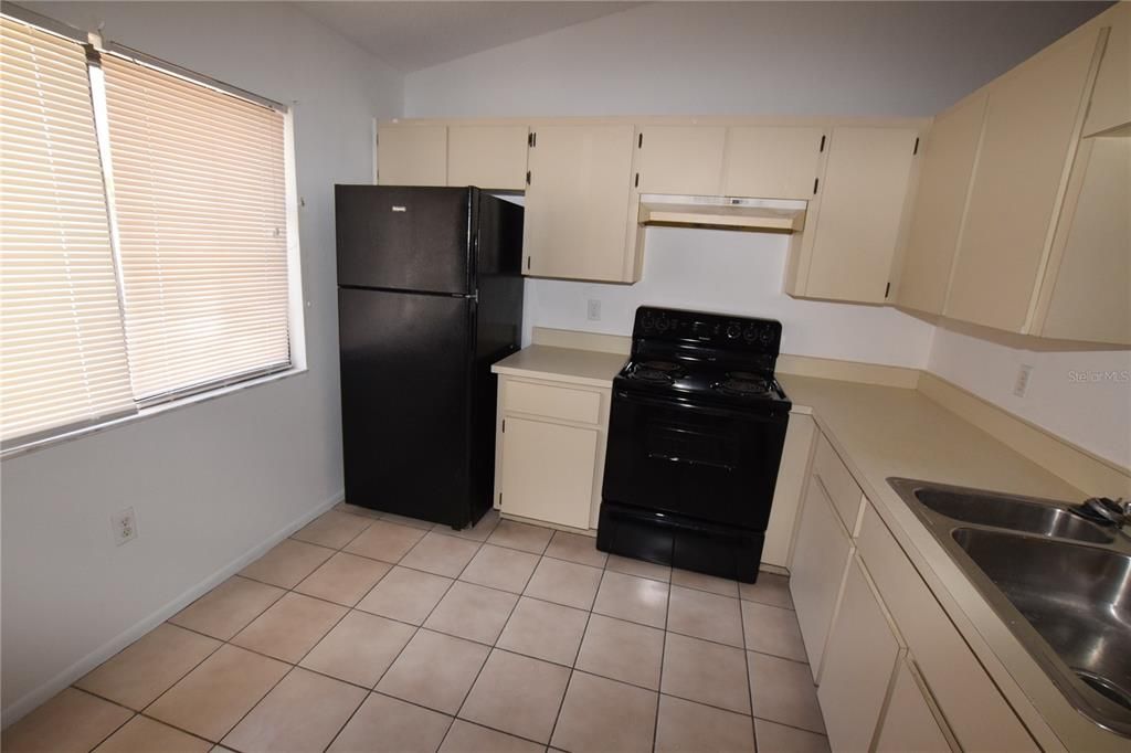 For Rent: $1,400 (2 beds, 2 baths, 887 Square Feet)