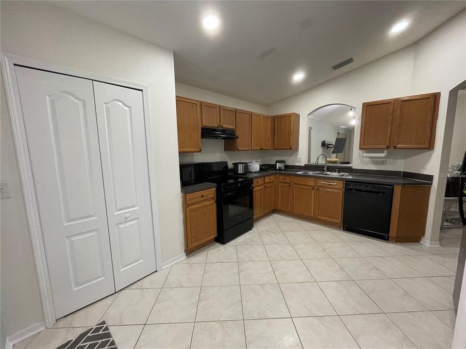 For Rent: $2,350 (4 beds, 2 baths, 1466 Square Feet)