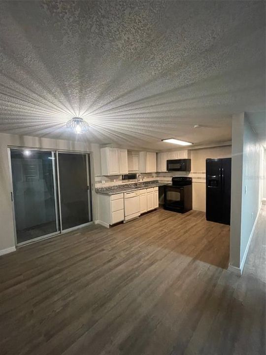 For Rent: $1,900 (2 beds, 1 baths, 865 Square Feet)