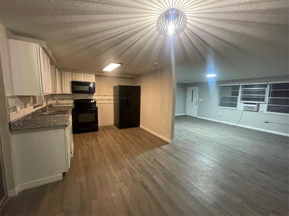 For Rent: $1,900 (2 beds, 1 baths, 865 Square Feet)