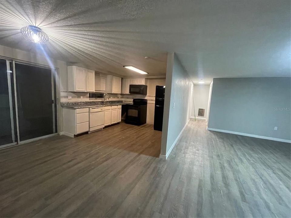 For Rent: $1,900 (2 beds, 1 baths, 865 Square Feet)