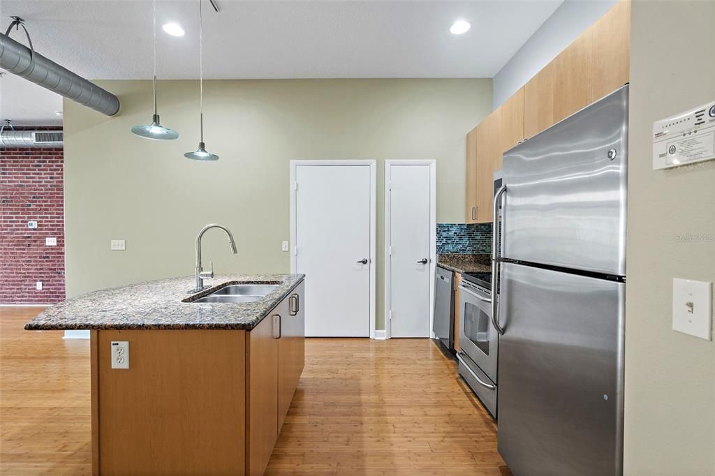 For Sale: $469,000 (2 beds, 2 baths, 1298 Square Feet)