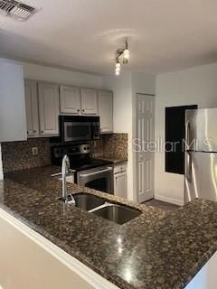 For Rent: $1,900 (2 beds, 2 baths, 975 Square Feet)